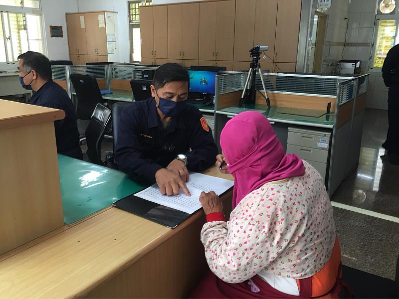 普發現金首日，台東縣大武警分局金峰分駐所員警滿心歡喜服務鄉民