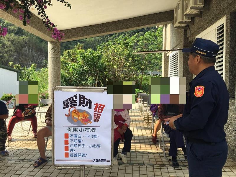 普發現金首日，台東縣大武警分局金峰分駐所員警滿心歡喜服務鄉民