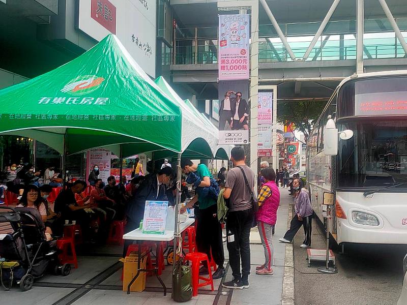 台灣北部陰雨綿綿，但民眾仍積極響應捐血活動，募集超過150血袋，幫助台北捐血中心補充血液庫存量。