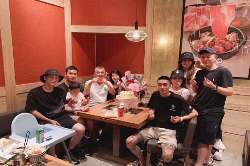 戴義祥（左4）開心帶著外孫和全家人一起幫太太慶生。