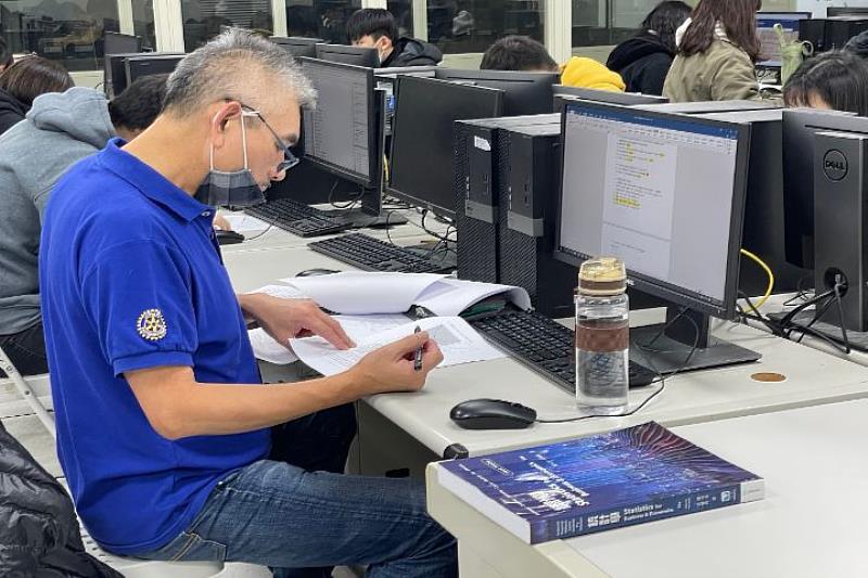 戴義祥快60歲才來念大學，讓他感覺確實有點吃力，不但老花眼，記憶力也沒那麼好，每天回家都得熬夜念書才能跟上進度。