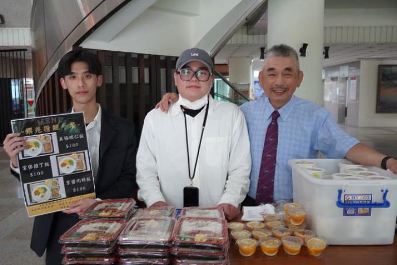 戴義祥（右）每周四中午都會帶著學弟妹在實習餐廳自製的便當到行政大樓叫賣，甚至一間間辦公室親自拜訪推銷，讓許多師生留下深刻印象。