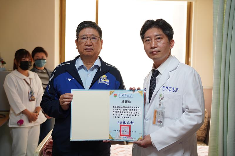 楊縣長也頒發感謝狀給予東元醫院團隊及財團法人臺灣省私立金石醫療慈善基金會，感謝他們全力協助孩子資助及治療。