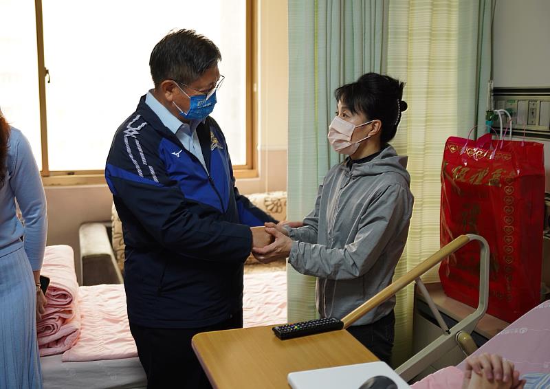楊縣長向邱媽媽加油打氣，邱媽媽感謝各界幫忙，也期許孩子未來有能力也能成為別人的貴人。