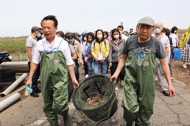 享受獨特食魚體驗！翁章梁與攜手料理達人阿芳老師抓鰻魚、收白蝦