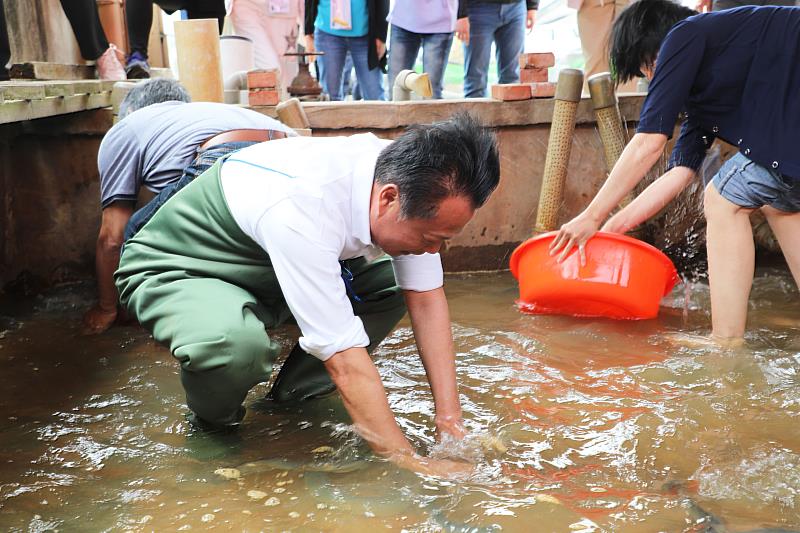 享受獨特食魚體驗！翁章梁與攜手料理達人阿芳老師抓鰻魚、收白蝦