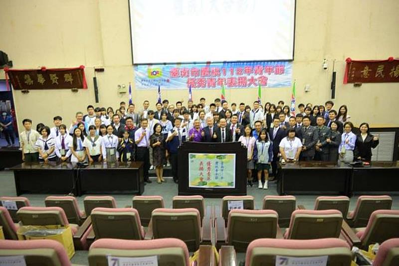 臺南市優秀青年表揚大會大合影。(圖為臺南市政府提供)