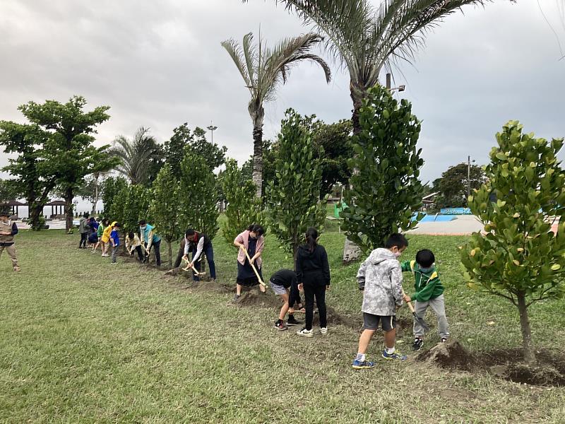 將北濱國小校舍前菲島福木移植至北濱公園