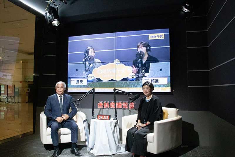 圖二：世新大學校長陳清河（左）、央廣董事長賴秀如（右）在世新影音播客直播間錄製節目