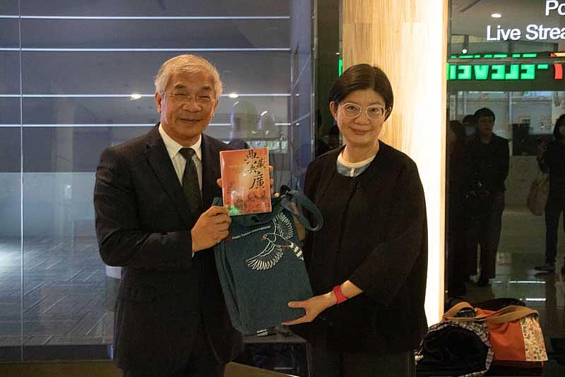 圖四：央廣董事長賴秀如（右）致贈紀念禮予世新大學校長陳清河（左）