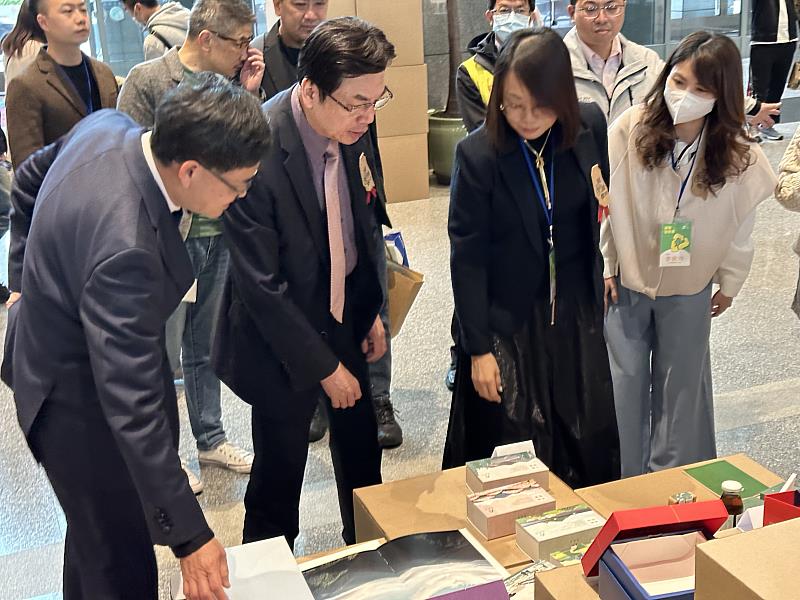 新北市副市長劉和然(左二)觀賞全台各地特色農產包裝設計