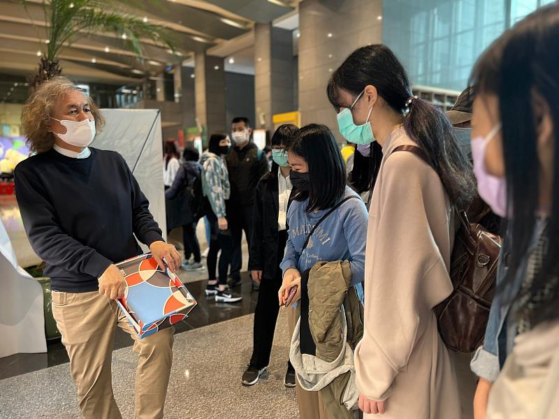 設計師向民眾說明設計理念