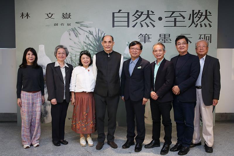 現場與會貴賓共同合影，左起文化部蒙藏文化中心主任高玉珍、財團法人鴻禧藝術文教基金會董事長廖桂英、林文嶽老師賢伉儷、文化部常務次長李連權、工藝中心主任張仁吉、臺灣工藝聯盟總會長陳啟村、中華生物科技股份有限公司董事長李壯源等貴賓蒞臨參與。