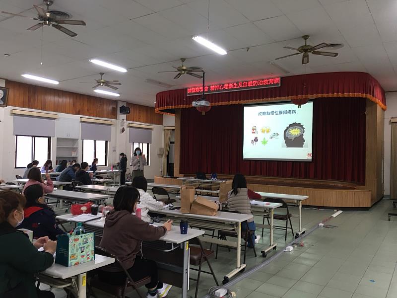 新竹縣政府毒品危害防制中心111年度精神心理衛生及自殺防治教育訓練，進行非精神醫事人員藥癮防治宣導。
