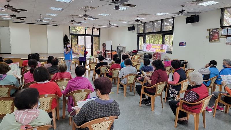 新竹縣政府毒品危害防制中心在湖口鄉信勢社區巡守隊，宣導反毒。