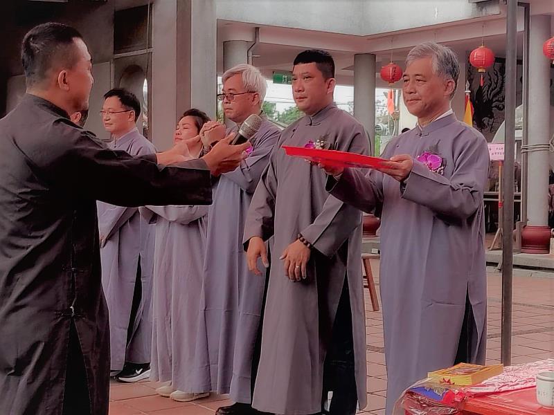 圖3 由范副主委及其他貴賓依現場人員引導進行三獻禮儀式