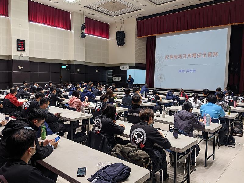 邀請臺北市消防安檢同仁共同交流與訓練，讓每位參訓學員能熟悉最新修訂消防安全設備之檢查方法，樹立廉潔守法觀念