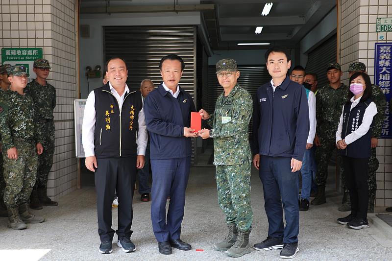 翁章梁親赴大埔慰問五四工兵群 感謝國軍用不同形式守護國人