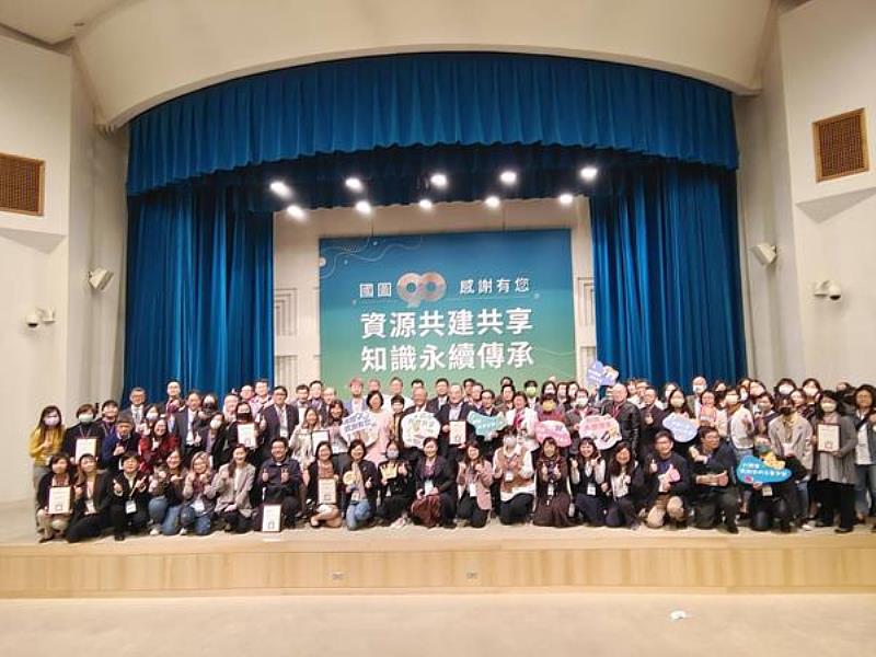 南臺科技大學「學位論文取用貢獻」與「學位論文開放取用傑出貢獻」榮獲私立技職校院組雙料冠軍大合影。