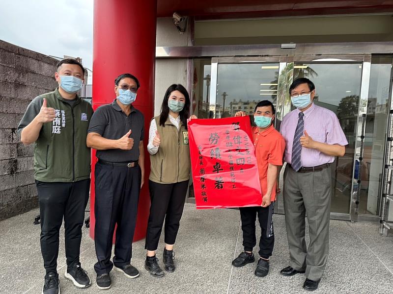 勞青處李雨蓁處長至屏基護理之家張貼紅榜祝賀偉文四先生