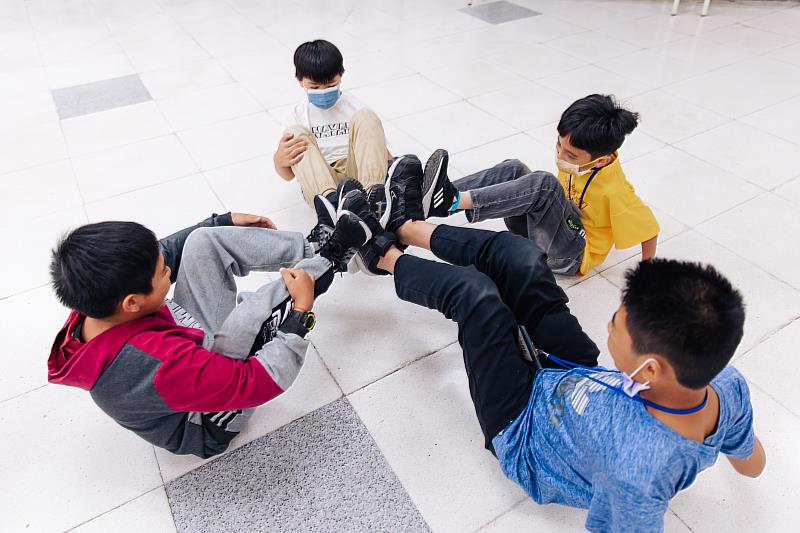 圖二：從遊戲互動中，學員們體認到一場好的戲劇表演還必須具備團隊合作的要件才能完成。