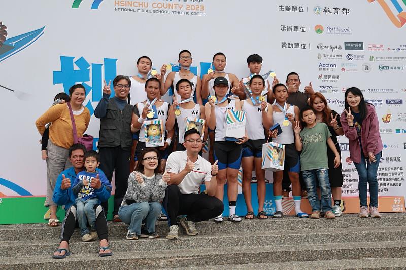 武漢國中獲獎校長(鐘啟哲)與家長合影