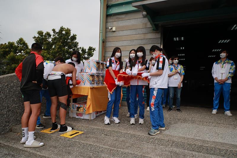 賽事志工團隊-頒獎典禮遞獎