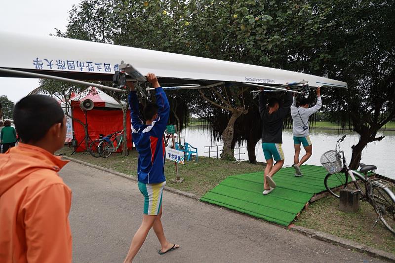 選手抬船準備進入賽場