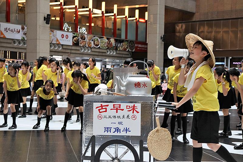 三玉合唱團演唱閩南語歌謠「豆花」