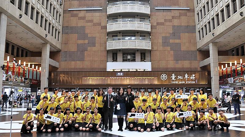 三玉中間左至右：三玉國小校長詹瑞璟、臺藝大跨域表演藝術研究所所長陳慧珊、三玉國小合唱團指揮王宜寧及三玉國小合唱團