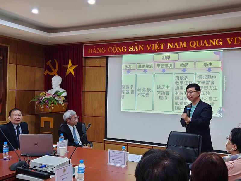 東華大學人社院吳冠宏院長至東方大學進行學院簡介。
