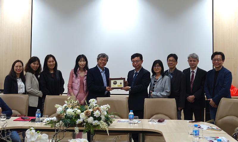赴越南昇龍大學進行拜會交流，致贈紀念品予Vũ Đỗ Quỳnh副校長。