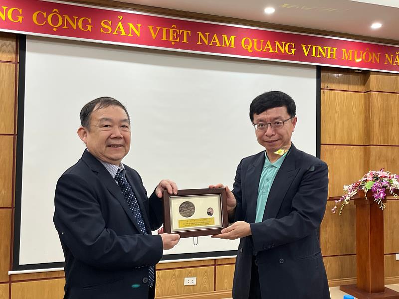 赴越南東方大學進行拜會交流，左為外國語學院 Vũ Kim Bảng院長。
