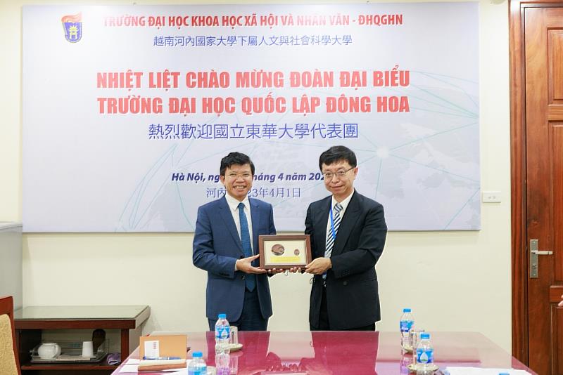 致贈河內國家大學下屬人文與社會科學大學黃英俊校長紀念品。