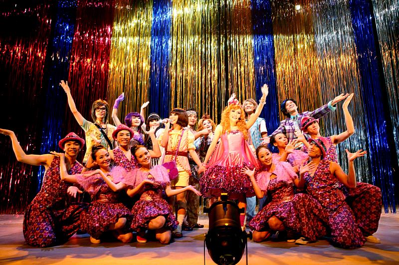 「小花」劇情細膩描述親情、愛情與友情，探討關於人性、家庭關係的部分撼動人心，逼哭觀眾，留下許多人生金曲。圖／如果兒童劇團提供。