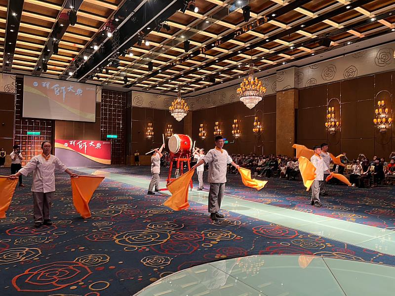 開平餐飲32屆拜師大典表演隊擊鼓舞旗，開場精彩紛呈。開平餐飲學校/提供