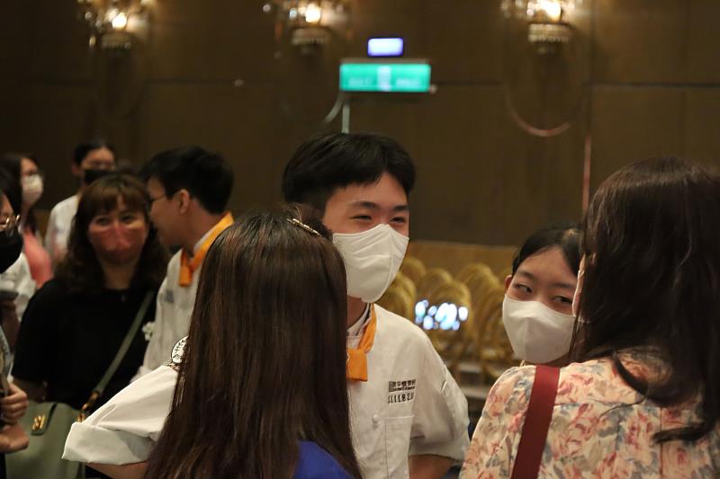 會後學生積極與家長互動分享活動感想、交誼請感。