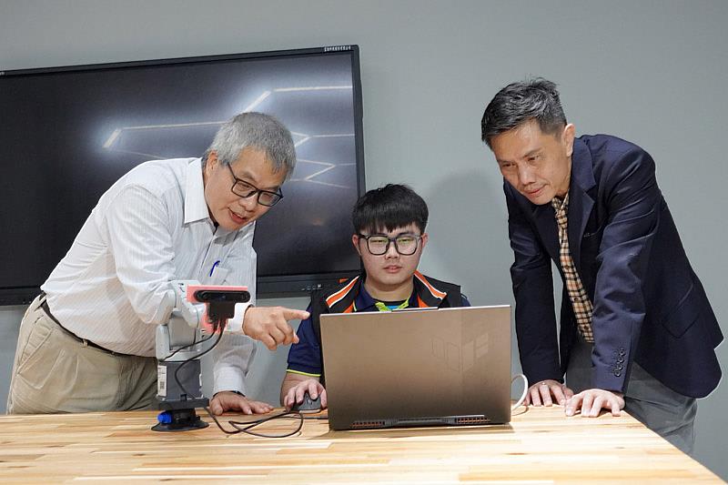 大葉大學電機系黃登淵老師(左)、資管系陳郁文老師(右)，與宏新科的許景貿(中)討論動作指令
