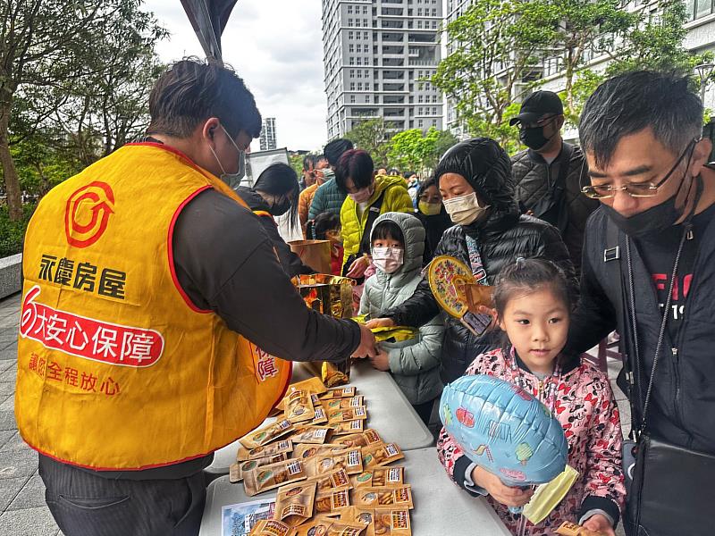 永慶房屋熱情贊助造型氣球與小點心，鼓勵小朋友們養成正確的金錢觀，並且祝所有小朋友們兒童節快樂！