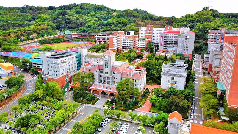 為了營造人與自然共融的校園環境，朝陽科大校園綠覆率已超過94%，並成為全台首批取得環保署認證環境教育設施場所。