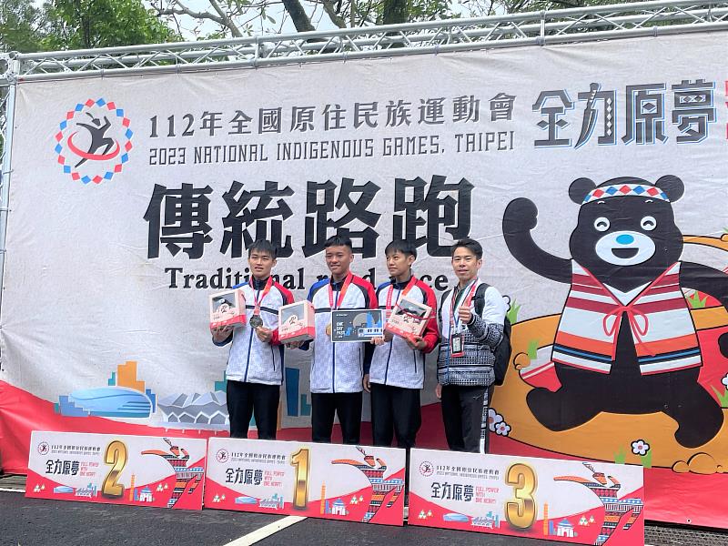 路跑青少年男子組個人項目，尖石國中選手包辦前三