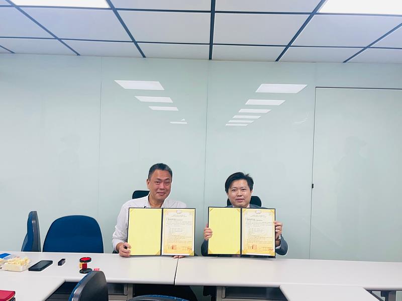 嘉藥觀光系主任甘其銓（右）與台南旅行公會理事長蔡承鴻代表簽約