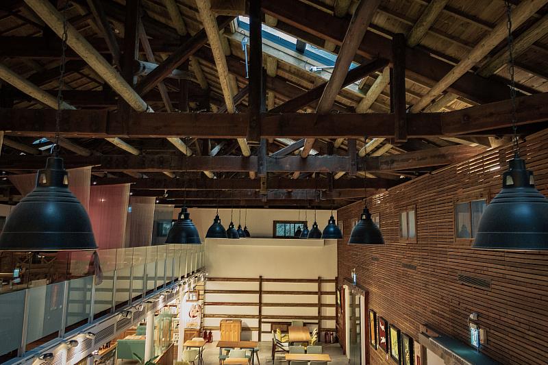 一號糧倉現為餐飲及藝術人文展演的場域，並力邀新興表演藝術團隊一同合作