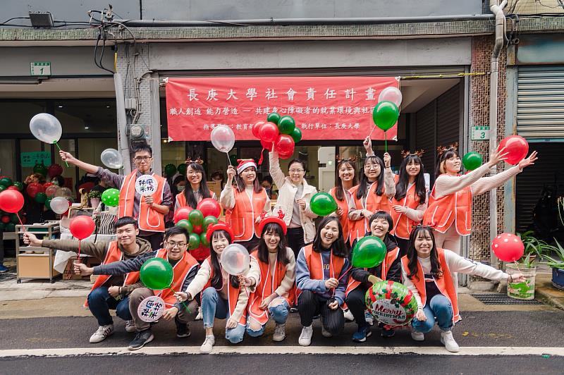 長庚大學職治系與秧風工作坊合作，協助精神障礙者就業並實現社區共榮的目標。