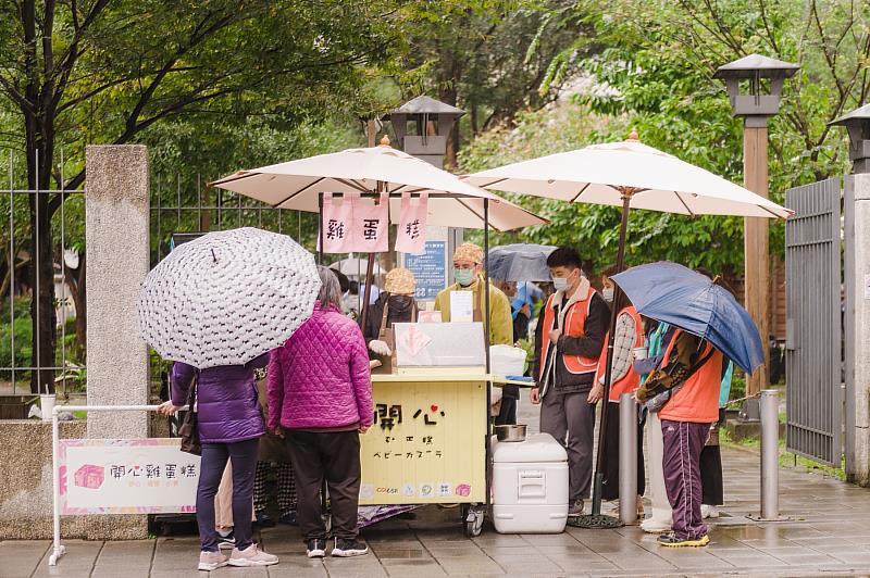 長庚大學職治系師生為精神障礙者打造庇護式攤車，自食其力。