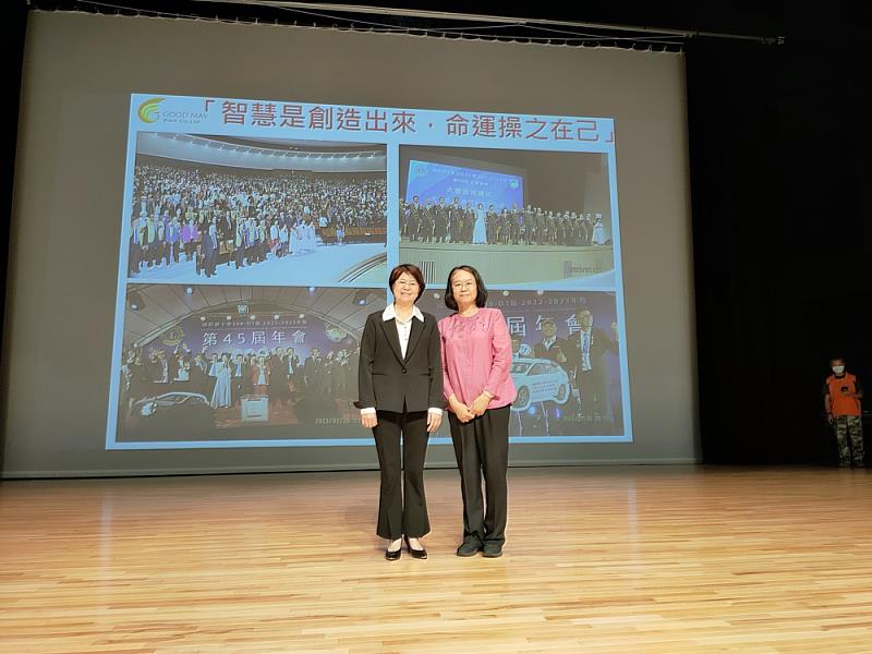 雲科大郭昭吟產學長代表感謝貴美塗料李美惠董事長精彩分享及捐贈講座酬金作為該校安心就學獎助金
