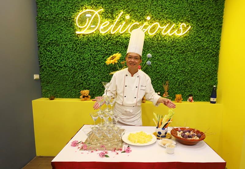 育達「實習餐廳」由餐旅系陳慶麟教授上課領指導，開幕當天特別準備香檳塔、北歐彩色湯圓、活力蔬菜棒和迎賓鳳梨盤宴請師生