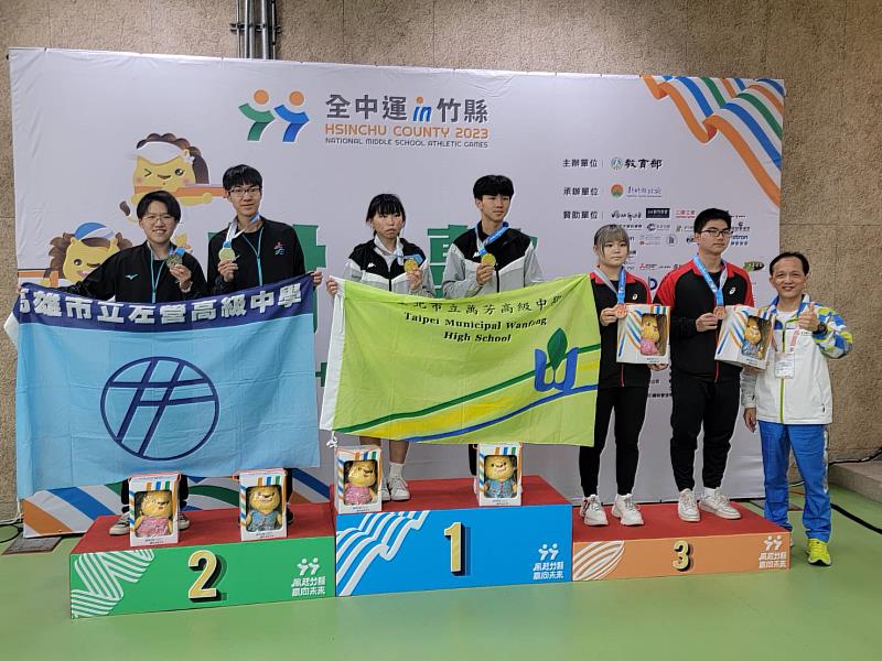 112年全中運執委會秘書處鍾祥賜校長為高中組10公尺空氣手槍混合團隊頒獎，第一名臺北市立萬芳高中謝翔宇、陳宥均、第二名高雄市立左營高中翁晨軒、蔡泓益，第三名桃園市立平鎮高中葉廷緯、謝采芳