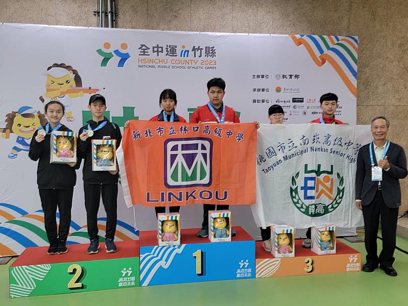 新北市立林口高中高_鈴校長為高中組10公尺空氣步槍混合團隊頒獎，第一名新北市立林口高中楊子謙、陳淇、第二名新北市立光復高中李英銓、陳妍卉，第三名桃園市立南崁高中郭穎衡、邱佩熙