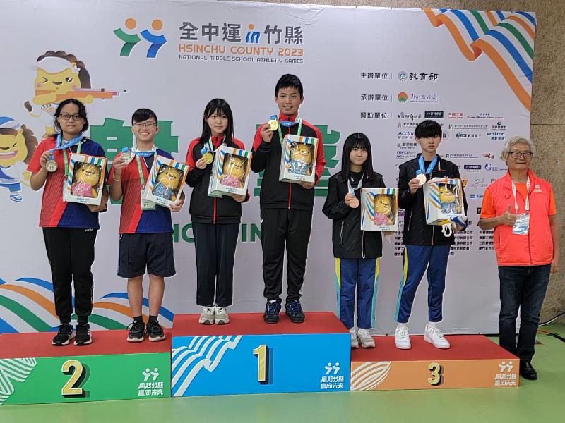 前教育部體育署副署長彭臺臨教授為國中組10公尺空氣手槍混合團隊頒獎，第一名桃園市立大崗國中陳詠傑、廖可容、第二名高雄市立梓官國中蔡宜樺、廖昱慈，第三名基隆市立明德國中陳淳恩、陳妤慈